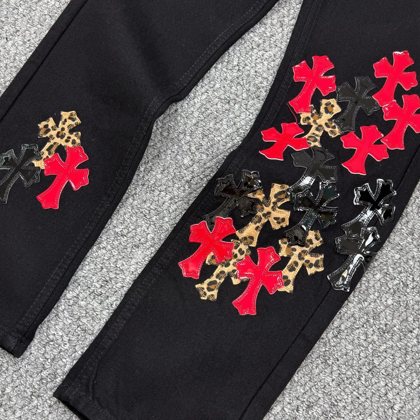P240 Style No.: H836 ChromeHearts & ChromeHearts Patent Leather Spliced ​​Red Cross Spliced ​​Leather Straight Jeans Ceiling-Level Jeans A pair is hard to find at the counter‼ ️About Zangyin✅This is an extremely luxurious fashion brand that can also be called the aristocracy of the high street. It has always been an exclusive brand for some hipsters or rich second generations. The color of this model is already very eye-catching by using a unique washed material. It is decorated with pink patch cross flowers, which cleverly highlights the charm of the brand. Secondly, this model adopts a classic high-waist cut design, which highlights the long legs and fashionable temperament of the upper body. The brand is highly recognizable and the slim-fitting configuration is more suitable for daily wear. The personality will be fashionable and the specifications can be seen at a glance. Materials and technology ✅ Needless to say, this point goes without saying. As an excellent craftsman brand, Zangyin's requirements for details and craftsmanship are really perfect. The washed color of this model has gone through a lot of processes, not to mention the embellishment of the denim appliqués. It is also purely handmade and sewn. Just like what they believe in, only handmade things have soul and have the meaning of wearing. A top-notch heavy-duty fashionable denim item, recommended by both hands‼ ️ Size: 28, 30, 32, 34, 36 (S-XXL) Color: black